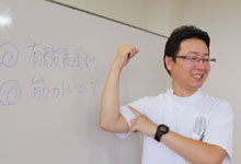 運動療法について語る理学療法士