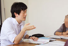 薬物療法について語る薬剤師