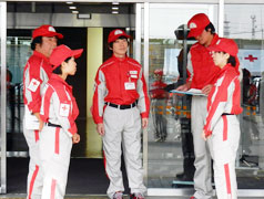 災害対策本部のブリーフィングと防護服を着る職員