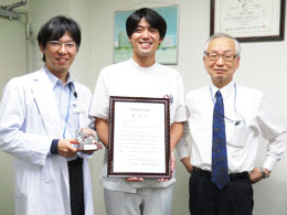 笑顔で中村院長と記念撮影