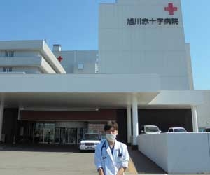 旭川赤十字病院の前で